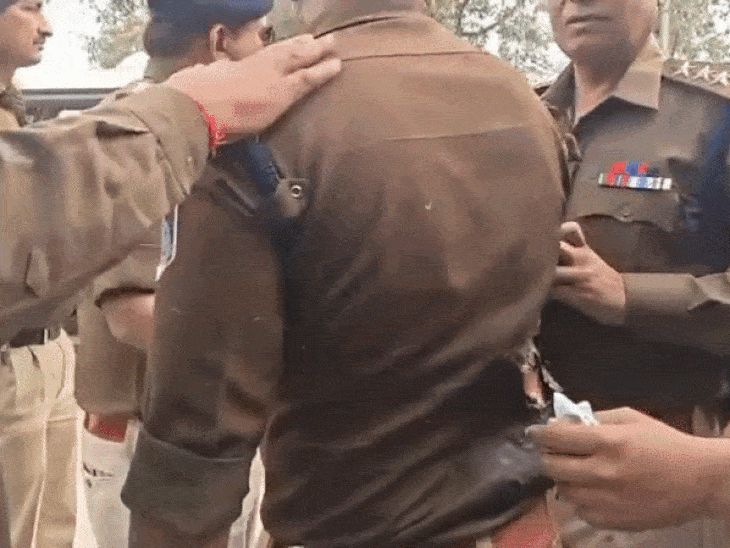 घटना के बाद टीआई को सिविल अस्पताल में भर्ती कराया गया है।