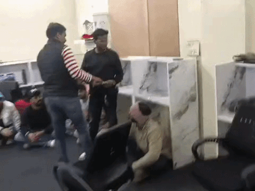 सोनीपत में कॉल सेंटर पर छापेमारी के दौरान मौके पर मौजूद 16 युवक और 4 युवतियां।