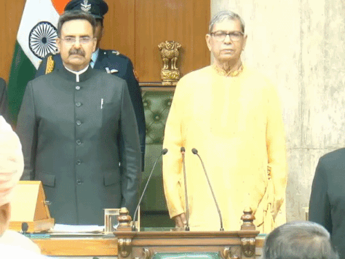 बजट सेशन की शुरुआत राष्ट्रगीत वंदेमातरम् से हुई।