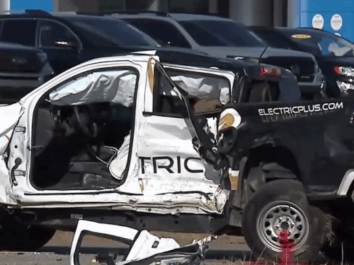 ट्रक की टक्कर से क्षतिग्रस्त हुई कार।