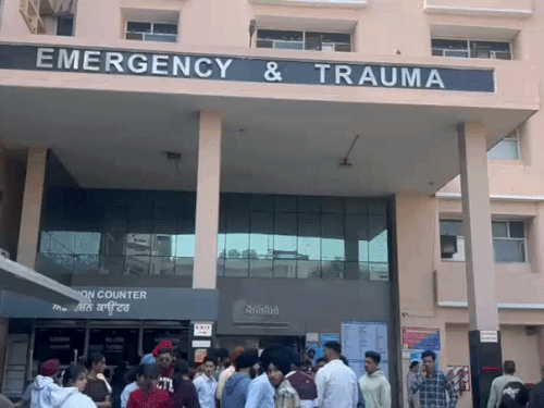 डीएमसी असप्ताल पहुंचे मृतकों के परिजन व दोस्त।