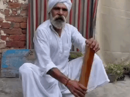 काला पहलवान प्रतिदिन 65-70 बादाम रगड़ कर पीते हैं।