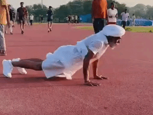 मैदान पर एक्सरसाइज करते पहलवान संजय।