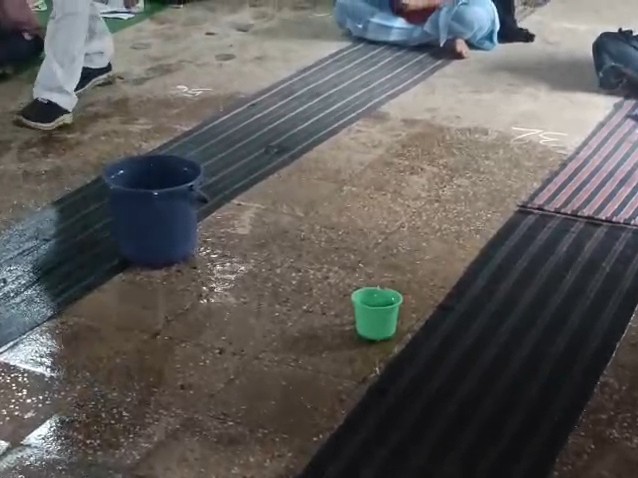 पानी को फैलने से बचाने के लिए बल्टी और मग रखा।