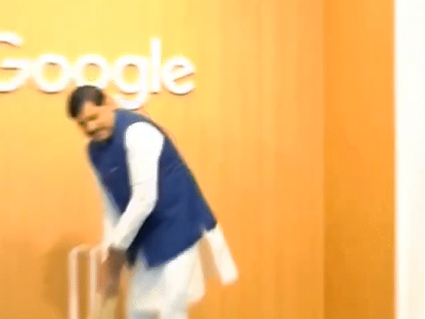 दिल्ली में एआई समिट में सीएम डॉ मोहन यादव गूगल के स्टॉल पर पहुंचे और बल्लेबाजी की।