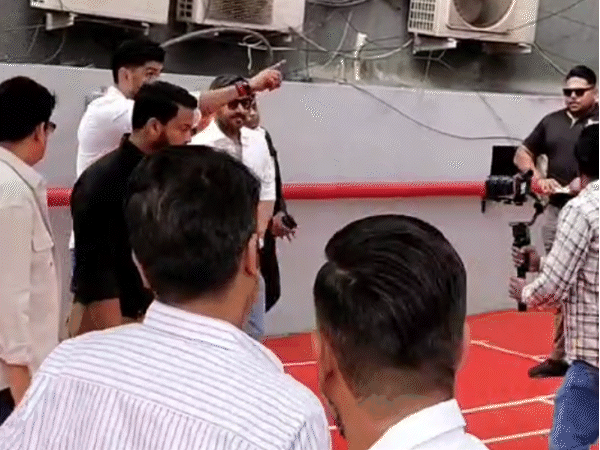 इंदौर पहुंचे अजय देवगन को देखने के लिए उनके फैंस उत्साहित नजर आए।