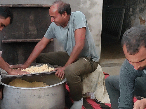 हलवाइयों ने 4 हजार से ज्यादा लोगों के लिए पकवान बनाए।