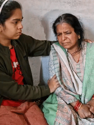 निवेश की मौत के बाद मां नीतू रो-रोकर बेहाल हैं। बेटी उन्हें किसी तरह संभाल रही है।