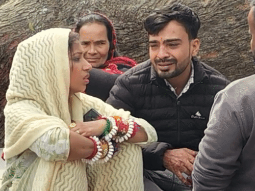 इस तस्वीर में दूल्हा सुमित रो-रोकर पूरी कहानी अपनी बहन को बता रहा है।