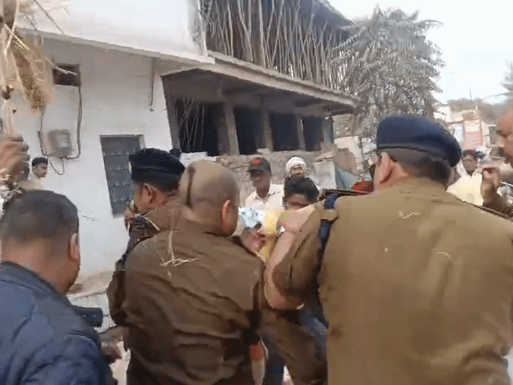 जैसे ही टीआई की वर्दी में आग लगी, साथी पुलिस कर्मी तुरंत बुझाने लगे।