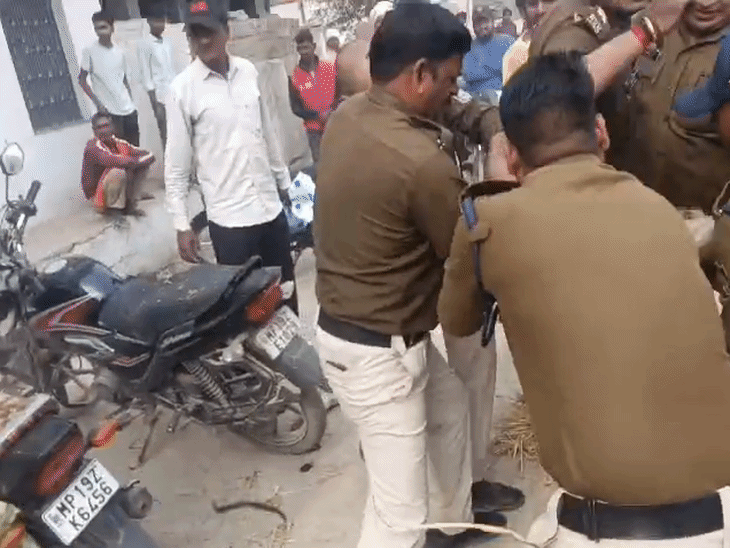 टीआई को आग लगते ही अफरा तफरी मच गई।