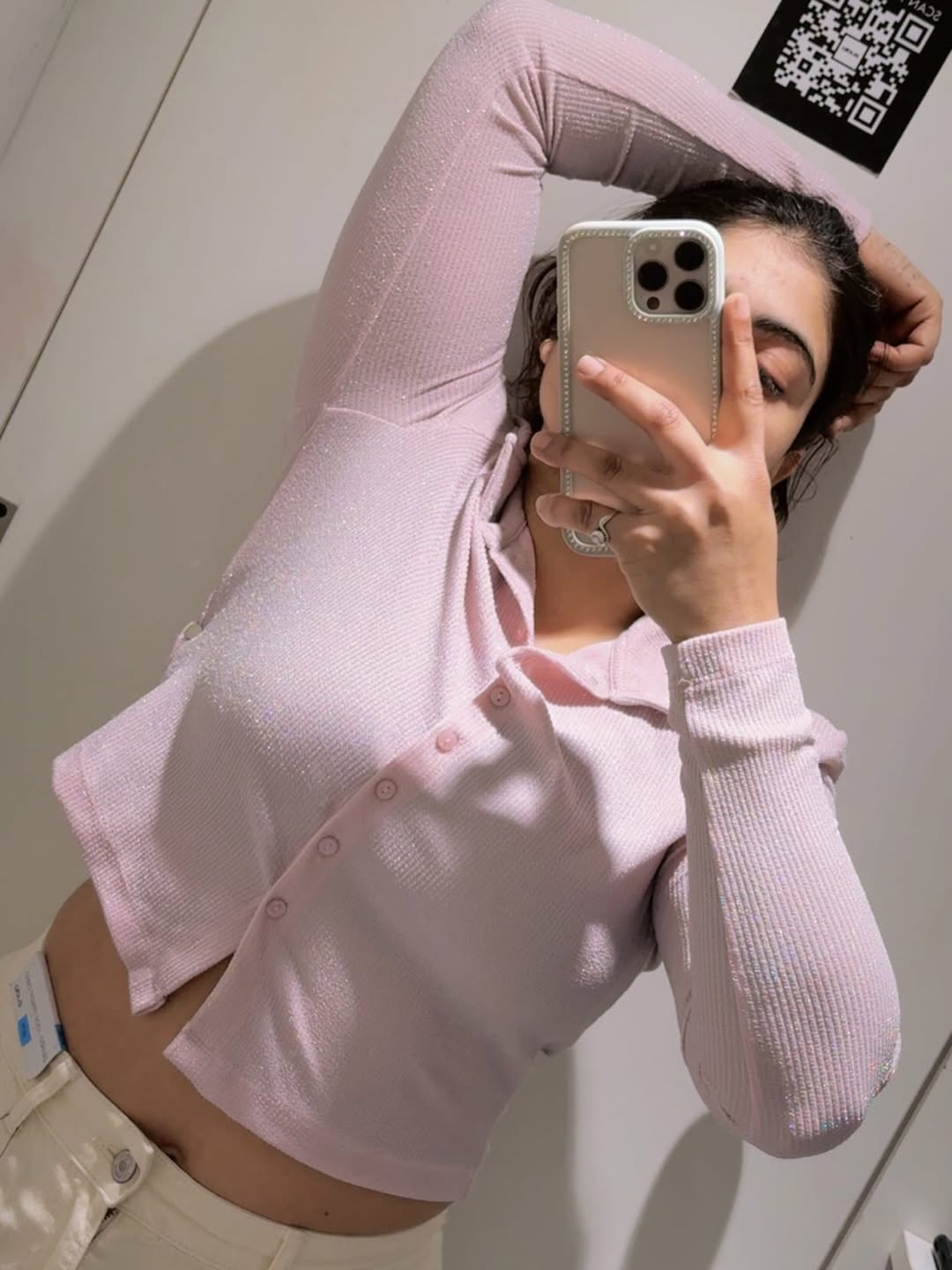 सीमा राठौर ने मीता का समर्थन करने वाले कुछ लोगों पर भी आपत्तिजनक टिप्पणी की है।