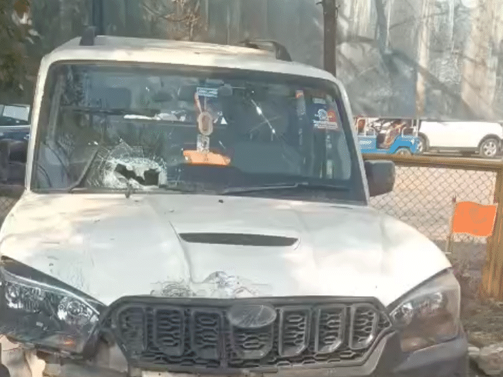 इस स्कॉर्पियो में ही युवक सवार था। आगे का कांच टूटा हुआ, जिसमें से सरिया घुसकर युवक के सीने में लगा था।