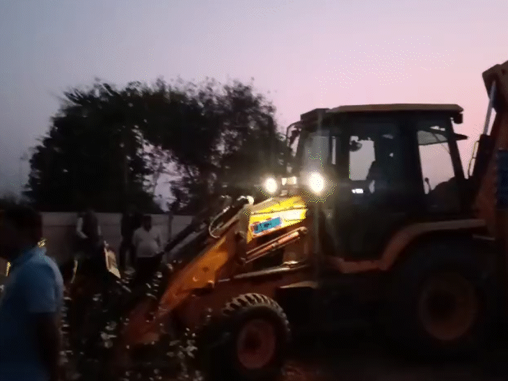 गुरुवार को पुलिस ने एक्सप्रेसवे के किनारे करीब 5 जगह तलाश की, लेकिन अभी तक कोई सुराग नहीं मिला है।