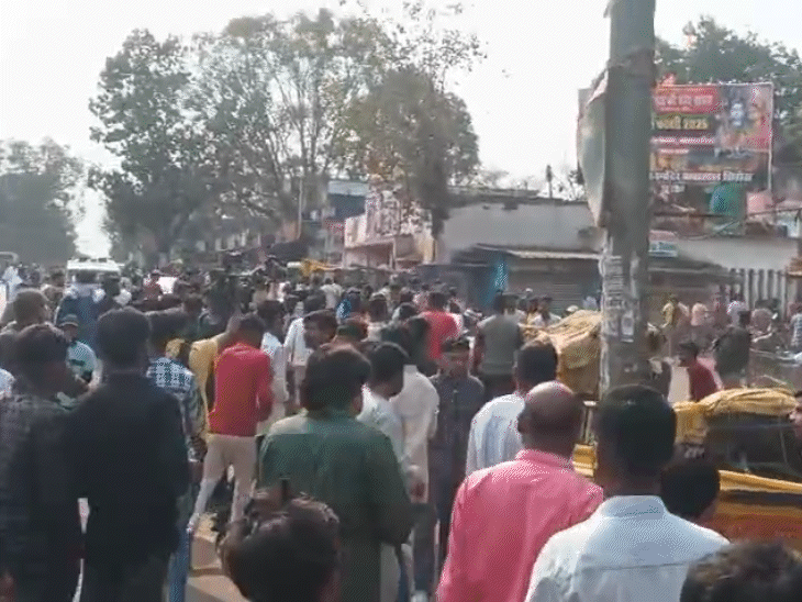 सिहोरा थाने के सामने बस स्टैंड पर उपद्रवियों ने ठेले पलटा दिए।