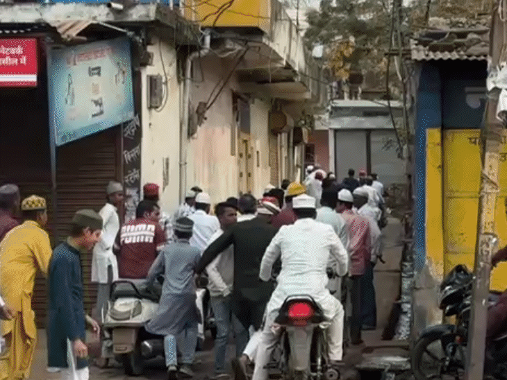 नमाज के बाद दूसरे संप्रदाय के लोग मस्जिद से निकले। पुलिस ने उन्हें वहां से रवाना कर दिया।