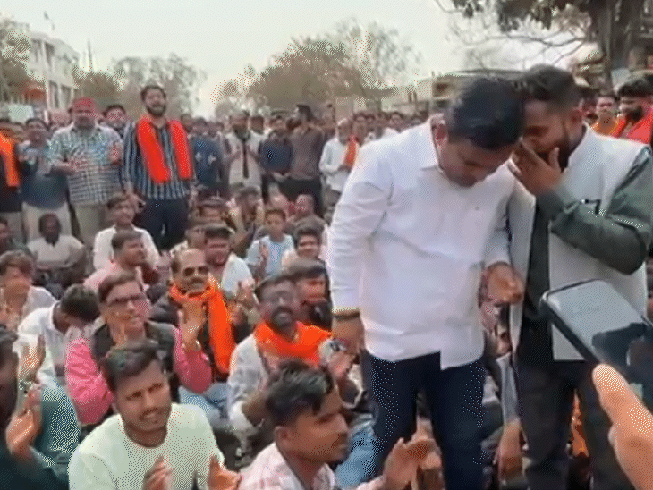 हिंदू संगठन के लोग सड़क पर बैठ कर हनुमान चालीसा का पाठ करने लगे।