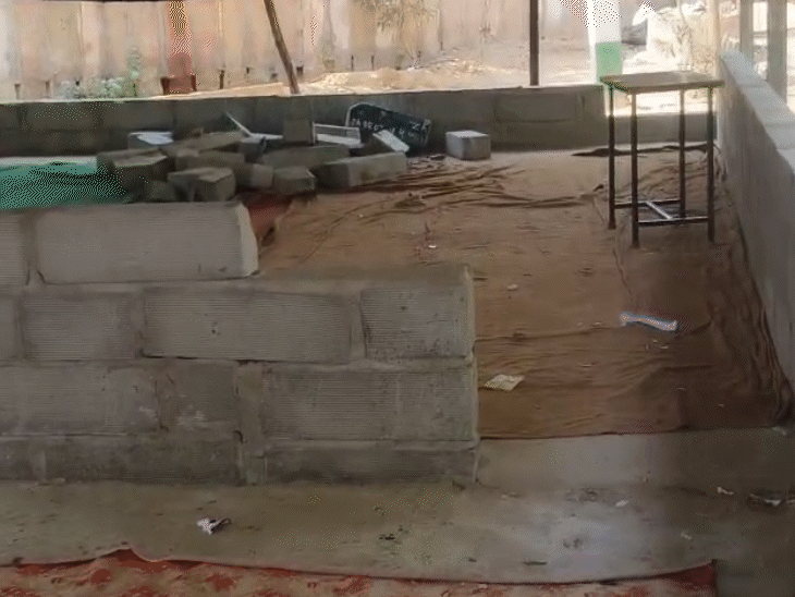 स्कूल में सीमेंट की ईंटों से दीवार बनाई गई थी। जिस पर ईंट से बना ब्लैक बोर्ड रखा था।