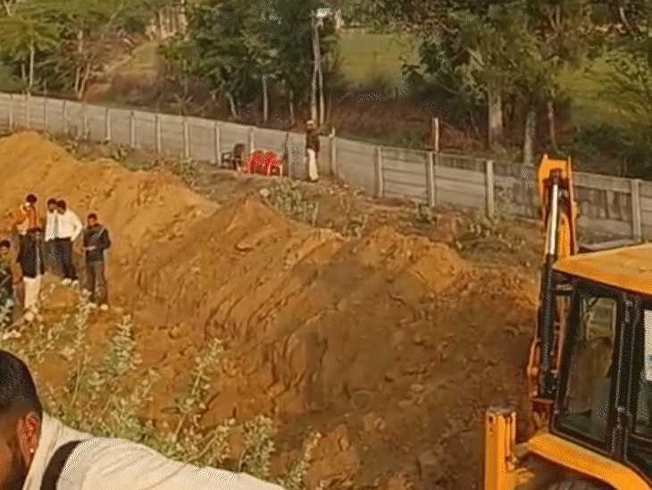 मामला हाईकोर्ट पहुंचा तो पुलिस ने पड़ोसी युवक को डिटेन किया। पूछताछ में उसने वारदात कबूल की। अब उसकी बताई जगह पर शव को ढूंढा जा रहा है।