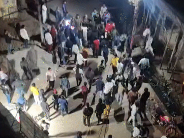 आरती और अजान एक साथ होने के चलते गुरुवार रात तनाव की स्थिति बनी।