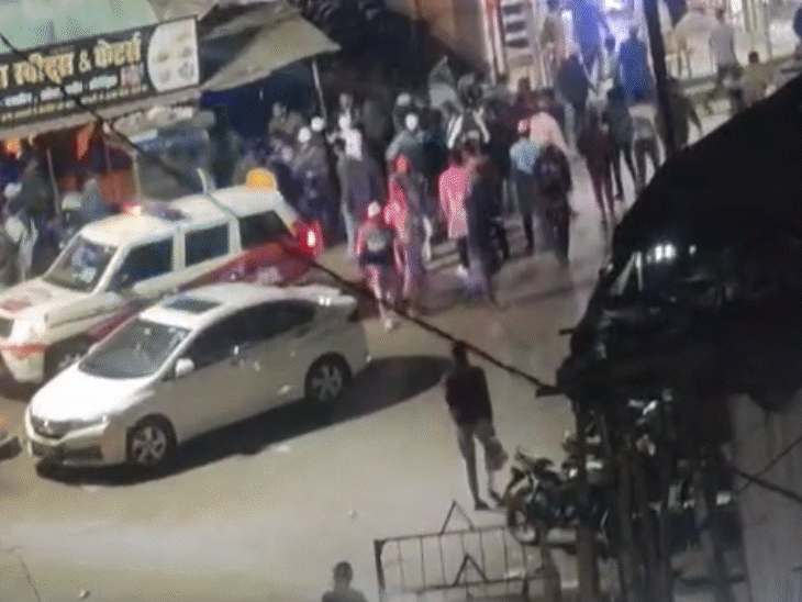 पुलिस ने मौके पर पहुंचकर हालात को कंट्रोल किया।