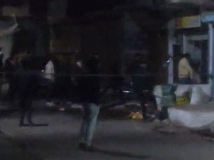उपद्रवियों ने बेंच तक उड़ाकर मारी।