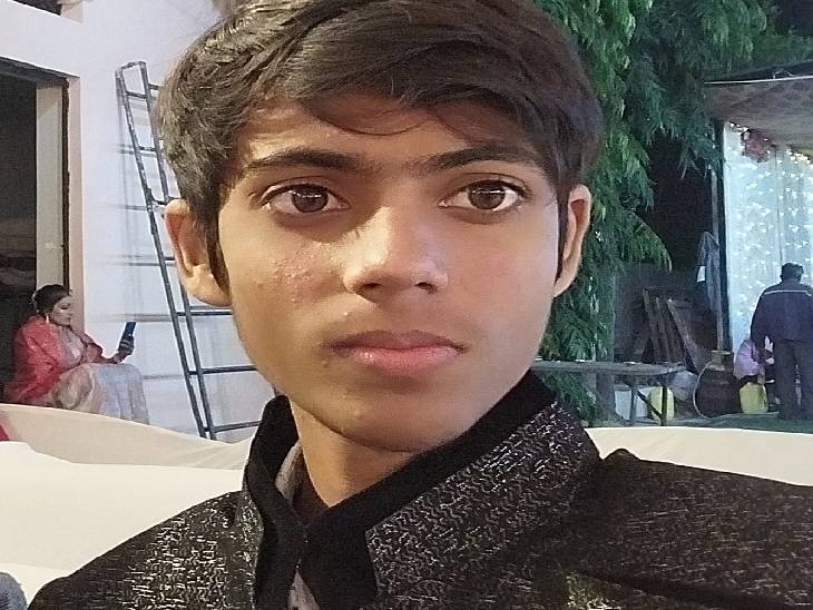 तस्वीर यश रायकवार की है, जिसने बुधवार को मेडिकल कॉलेज में इलाज के दौरान दम तोड़ दिया।