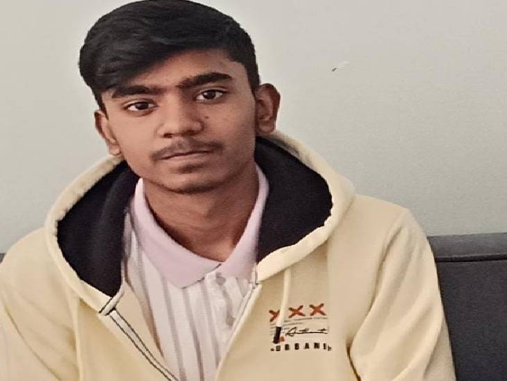 तस्वीर निवेश की है। वह मॉर्डन पब्लिक स्कूल में 11वीं कक्षा में पढ़ता था।