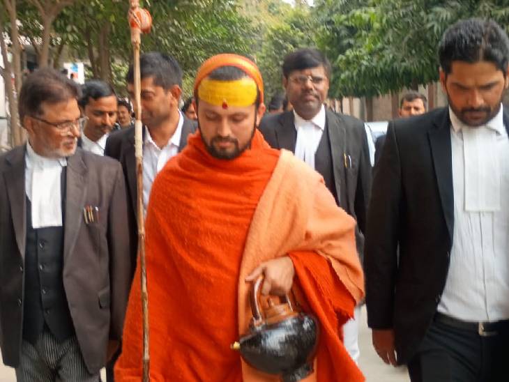 शंकराचार्यांचे शिष्य मुकुंदानंद शुक्रवारी 25 वकिलांसह प्रयागराज न्यायालयात पोहोचले.