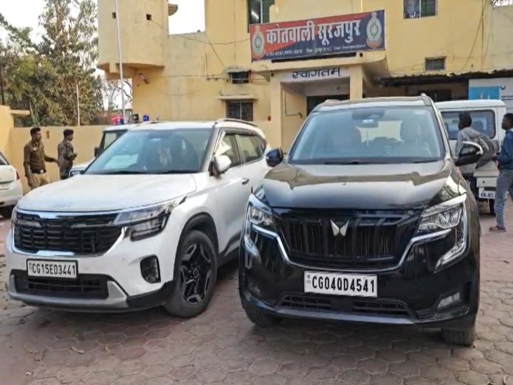 युवकों की गाड़ी थाने में खड़ी करवाई गई।