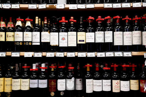 फ्रेंच वाइन फ्रांस के अलग-अलग इलाकों में उगाए गए अंगूरों से बनाई जाती है। इसमें 11-15% तक अल्कोहल होता है।