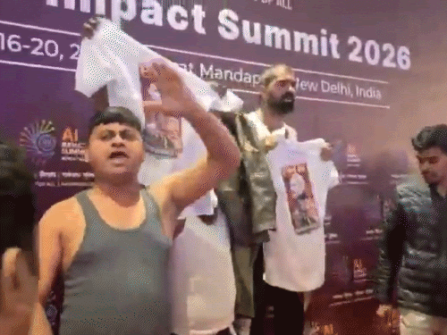 इस दौरान कुछ युवक प्रदर्शनकारियों के हाथ से टी-शर्ट लेकर फेंकते दिखे।