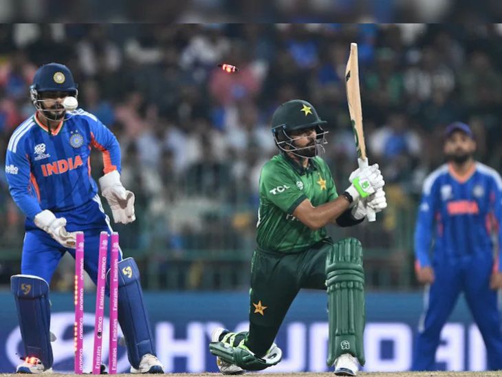 भारत-पाकिस्तान मैच के दौरान अक्षर पटेल ने बाबर आजम को बोल्ड किया था।