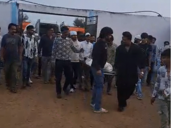 भास्कर की टीम जब सुरजनी गांव पहुंची, तब भय्यू का शव पोस्टमॉर्टम के लिए भेजा जा रहा था।