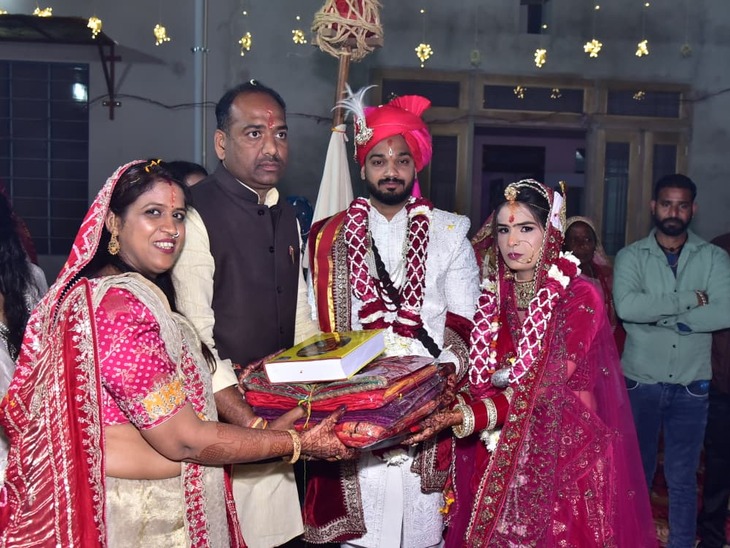 निशा-योगेश की गोद भरते हुर ट्रस्ट अध्यक्ष प्रमोद सिंघानिया व विनीता सिंघानिया।