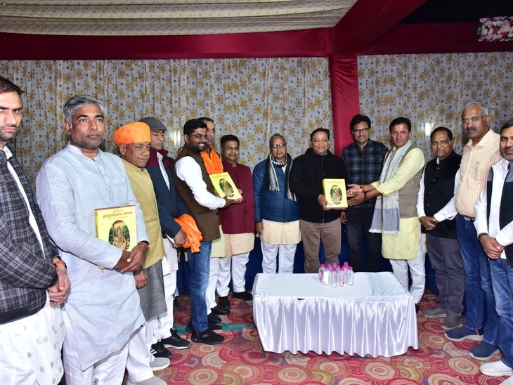 शादी समारोह में गीता भेंट करते भाजपा प्रदेश प्रवक्ता अशोक सैनी, भाजपा जिलाध्यक्ष मनोज बाटड़ व भाजयुमो‌ जिलाध्यक्ष स्वदेश शर्मा।