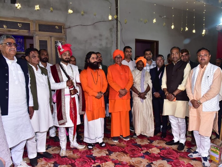 सांगलिया धूणी के पीठाधीश्वर ओमदास महाराज व पूर्व सांसद स्वामी सुमेधानंद नव विवाहित जोड़ों को आशीर्वाद देने पहुंचे।