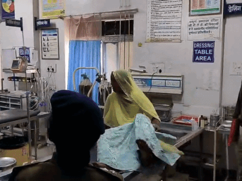 कई ग्रामीणों को अस्पताल में प्राथमिक इलाज दिया गया।