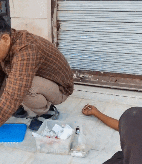 बाद में युवकों का प्राथमिक इलाज करके अस्पताल में भर्ती कराया गया।