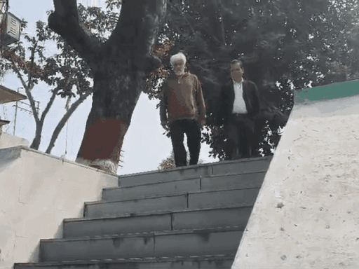 जेल से बाहर आने के बाद विक्रम भट्‌ट ने सबसे पहले मंदिर में दर्शन किए। मंदिर की सीढ़ियों से उतरते हुए।