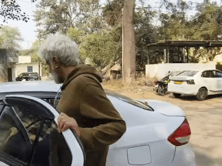 उदयपुर सेंट्रल जेल से निकलकर कार में बैठकर रवाना होते हुए विक्रम भट्‌ट।