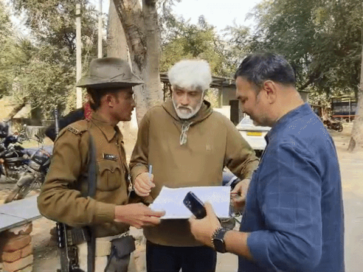 उदयपुर की सेंट्रल जेल के मुख्य गेट पर गेट रजिस्ट्रर में हस्ताक्षर करते बॉलीवुड डायरेक्टर विक्रम भट्‌ट।