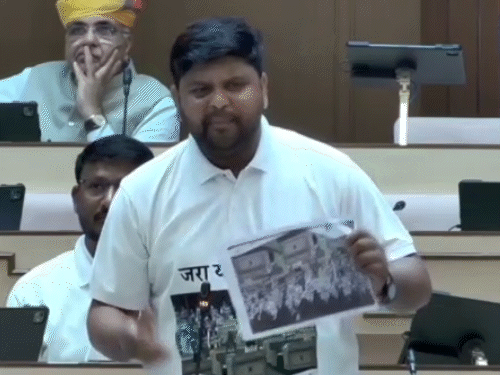 बीएपी विधायक थावरचंद ने कहा- पेपरलीक और भर्ती परीक्षाओं में धांधली की सीबीआई जांच होनी चाहिए।