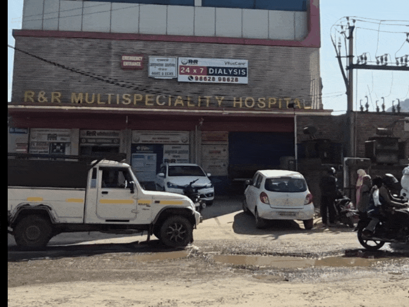 R&R अस्पताल के सामने गड्ढों में से गुजरते वाहन