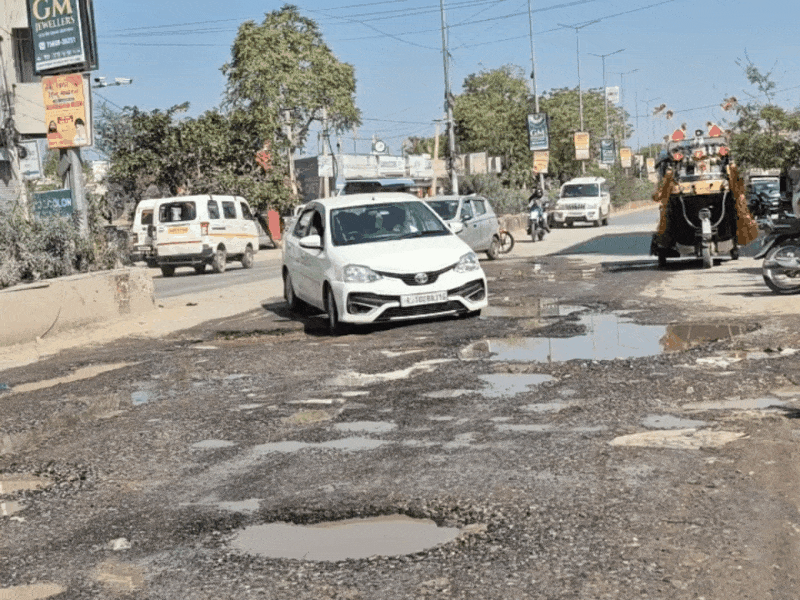 दिन भर में करीब हजारों वाहन इस सड़क से गुजरते है