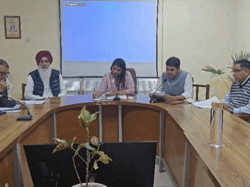 श्रीगंगानगर जिला कलेक्ट्रेट सभागार में फाइनल लिस्ट की जानकारी देते हुए जिला मजिस्ट्रेट व निर्वाचन अधिकारी ड़ॉ. मंजू।