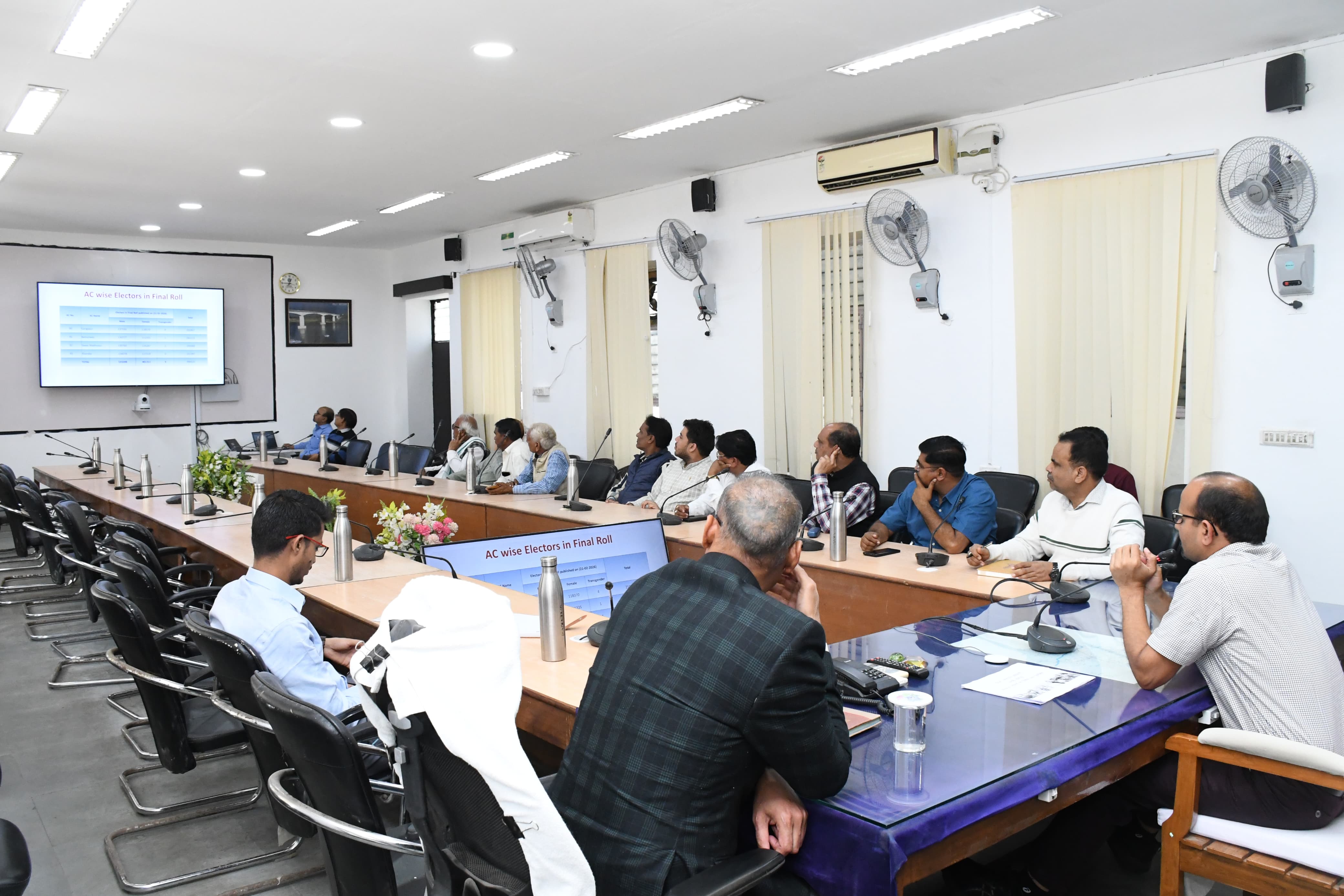 बैठक के दौरान मौजूद राजनैतिक दलों के प्रतिनिधि।