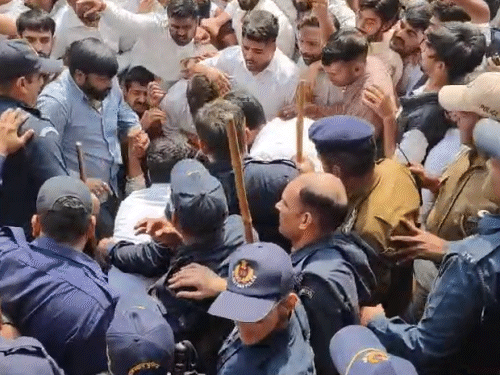 कांग्रेस मुख्यालय के नजदीक पहुंचने पर पुलिस ने बैरिकेटिंग कर बीजेपी कार्यकर्ताओं को रोका।