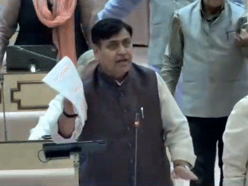 विधानसभा में दो साल बनाम पांच की जगह दो साल के सरकार के कामकाज के प्रतिवेदन पर बहस का प्रस्ताव रखने पर विवाद और हंगामा हो गया।