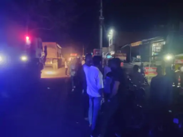 इलाके में नाकाबंदी कर बदमाशों की तलाश की जा रही है।